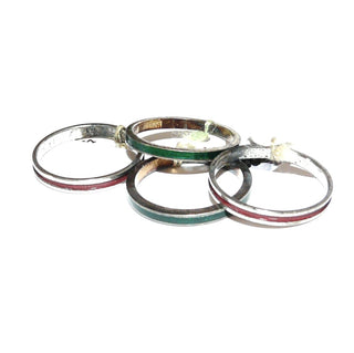 Einzelstück, 2-teiliges Ring-Set, jeweils ein Pärchen zweier schmaler Ringe mit rotem + grünen Lack, RW 49,5 / RW 51,5 - Goldschmiede Danilo