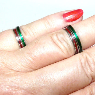 Einzelstück, 2-teiliges Ring-Set, jeweils ein Pärchen zweier schmaler Ringe mit rotem + grünen Lack, RW 49,5 / RW 51,5 - Goldschmiede Danilo