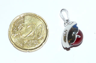 Handgefertigtes Einzelstück, Vintage-Anhänger "Karneol-Blüte" aus 835 Silber mit einer roten Karneol-Kugel in einem Durchmesser von ca. 15,2 mm, sie sitzt in einer aufgetieften Schale in Blütenform ausgesägt und mit gravierten Linien, um 1960