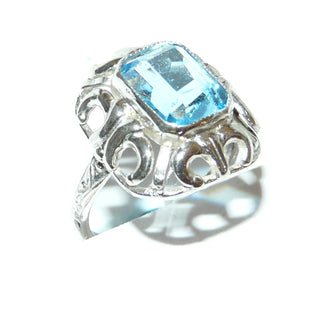 achteckiges Einzelstück, floraler Vintage-Ring aus 835 Silber, poliert, eine achteckige, hellblaue, funkelnd facettierte Aquamarin-Replik, Zargenfassung mit Millesgriffes-Rand, Jugendstil-Bögen und gravierte Ringschiene, Ringweite 53, um 1930 - Goldschmiede-Danilo