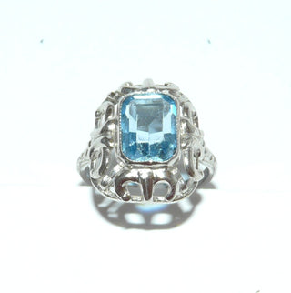 achteckiges Einzelstück, floraler Vintage-Ring aus 835 Silber, poliert, eine achteckige, hellblaue, funkelnd facettierte Aquamarin-Replik, Zargenfassung mit Millesgriffes-Rand, Jugendstil-Bögen und gravierte Ringschiene, Ringweite 53, um 1930 - Goldschmiede-Danilo