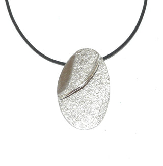 großer Unikat Silberanhänger 925 oval polierte Kanten matt / An 0424