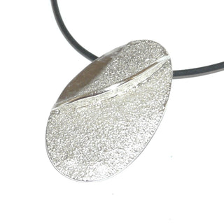 großer Unikat Silberanhänger 925 oval polierte Kanten matt / An 0424