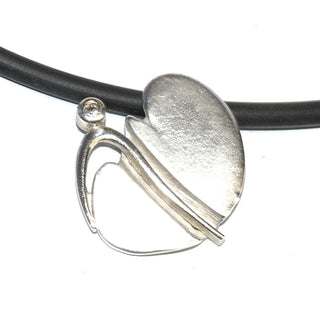 asymmetrisches Einzelstück, Anhänger "Wellenschaukel" aus 925 Silber mit einem funkelnd facettierten Zirkonia in Zargenfassung an einem geschwungenen Bogen, Kanten poliert & Flächen matt, ca. 25,9 mm x 25,7 mm - Goldschmiede Danilo