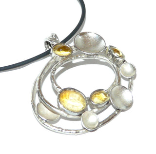 Handgefertigtes Einzelstück, großer Citrin-Anhänger aus 925 Silber, 4 ovale gelbe Citrin-Cabochons in Zargenfassungen gehalten, geschmorte Runddrähte, konzentrisch, oval, Spiralschlaufe - Goldschmiede Danilo