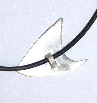 gewölbtes Einzelstück, Handarbeit, Unikat-Anhänger "Segel" aus 925 Silber mit Messing-Draht Belötungen, ca. 40 mm x 29,5 mm, verdeckte Öse, Durch seine klare Form auch sehr schön als Herrenanhänger. - Handgefertigtes Unikat! Nur im Danilo Gold Online Shop!