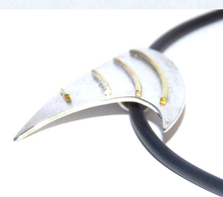gewölbtes Einzelstück, Handarbeit, Unikat-Anhänger "Segel" aus 925 Silber mit Messing-Draht Belötungen, ca. 40 mm x 29,5 mm, verdeckte Öse, Durch seine klare Form auch sehr schön als Herrenanhänger. - Handgefertigtes Unikat! Nur im Danilo Gold Online Shop!