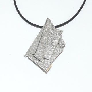 Handarbeit wandelbarer Unikat-Anhänger aus massiv 925 Silber, in variablen Positionen tragbar, ca. 32 mm x 20 mm, 4 verdeckte Schlaufen, besondere Oberflächenstruktur und polierten Kanten, in mehreren Ebenen geometrische Flächen verbunden, dreidimensional. Dazu paßt - Unikatschmuck nur erhältlich im Onlineshop von Juwelier & Goldschmiede Danilo! 