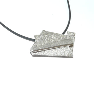 Handarbeit wandelbarer Unikat-Anhänger aus massiv 925 Silber, in variablen Positionen tragbar, ca. 32 mm x 20 mm, 4 verdeckte Schlaufen, besondere Oberflächenstruktur und polierten Kanten, in mehreren Ebenen geometrische Flächen verbunden, dreidimensional. Dazu paßt - Unikatschmuck nur erhältlich im Onlineshop von Juwelier & Goldschmiede Danilo! 