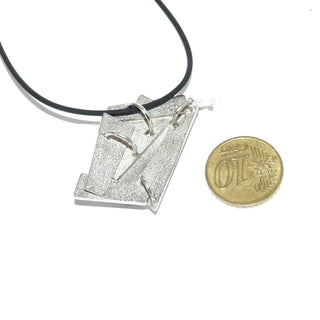 Handarbeit wandelbarer Unikat-Anhänger aus massiv 925 Silber, in variablen Positionen tragbar, ca. 32 mm x 20 mm, 4 verdeckte Schlaufen, besondere Oberflächenstruktur und polierten Kanten, in mehreren Ebenen geometrische Flächen verbunden, dreidimensional. Dazu paßt - Unikatschmuck nur erhältlich im Onlineshop von Juwelier & Goldschmiede Danilo! 