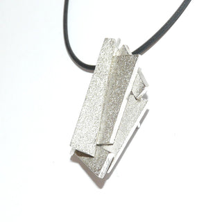 Handarbeit wandelbarer Unikat-Anhänger aus massiv 925 Silber, in variablen Positionen tragbar, ca. 32 mm x 20 mm, 4 verdeckte Schlaufen, besondere Oberflächenstruktur und polierten Kanten, in mehreren Ebenen geometrische Flächen verbunden, dreidimensional. Dazu paßt - Unikatschmuck nur erhältlich im Onlineshop von Juwelier & Goldschmiede Danilo! 