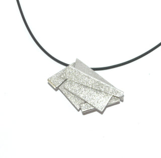 Handarbeit wandelbarer Unikat-Anhänger aus massiv 925 Silber, in variablen Positionen tragbar, ca. 32 mm x 20 mm, 4 verdeckte Schlaufen, besondere Oberflächenstruktur und polierten Kanten, in mehreren Ebenen geometrische Flächen verbunden, dreidimensional. Dazu paßt - Unikatschmuck nur erhältlich im Onlineshop von Juwelier & Goldschmiede Danilo! 