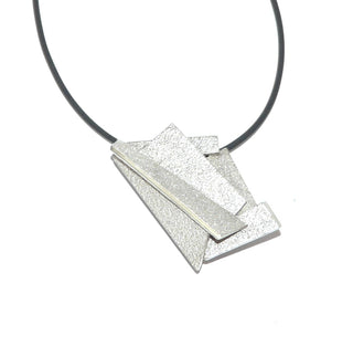 Handarbeit wandelbarer Unikat-Anhänger aus massiv 925 Silber, in variablen Positionen tragbar, ca. 32 mm x 20 mm, 4 verdeckte Schlaufen, besondere Oberflächenstruktur und polierten Kanten, in mehreren Ebenen geometrische Flächen verbunden, dreidimensional. Dazu paßt - Unikatschmuck nur erhältlich im Onlineshop von Juwelier & Goldschmiede Danilo! 