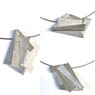 Handarbeit wandelbarer Unikat-Anhänger aus massiv 925 Silber, in variablen Positionen tragbar, ca. 32 mm x 20 mm, 4 verdeckte Schlaufen, besondere Oberflächenstruktur und polierten Kanten, in mehreren Ebenen geometrische Flächen verbunden, dreidimensional. Dazu paßt - Unikatschmuck nur erhältlich im Onlineshop von Juwelier & Goldschmiede Danilo! 