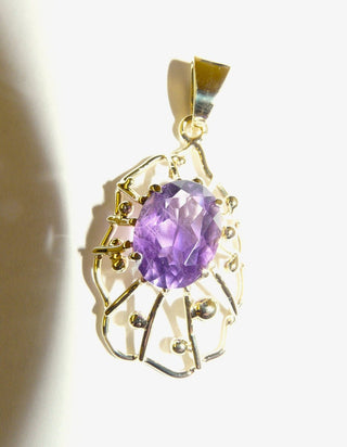 Handgefertigter Unikat-Anhänger mit ovalem facettiertem Amethyst in Krappenfassung, Kügelchen und Golddrähten, 585 Gold, ca. 38,3 mm x 18,6 mm mit Schlaufe - Unikatschmuck nur erhältlich im Onlineshop von Juwelier & Goldschmiede Danilo! 