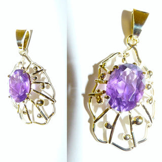 Handgefertigter Unikat-Anhänger mit ovalem facettiertem Amethyst in Krappenfassung, Kügelchen und Golddrähten, 585 Gold, ca. 38,3 mm x 18,6 mm mit Schlaufe - Unikatschmuck nur erhältlich im Onlineshop von Juwelier & Goldschmiede Danilo! 