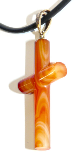 Einzelstück, Anhänger Kreuz gefertigt aus rundem Carneol-Stab in schönem Orange-Rot, gravierte Messing-Schlaufe, ca. 65 mm x 29,5 mm  - Unikate und Pretiosen nur erhältlich im Onlineshop der Goldschmiede Danilo!