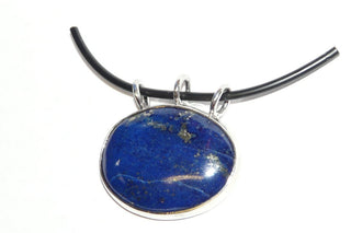 Handarbeit Unikat-Anhänger mit großem ovalen Lapislazuli-Cabochon (quer) mit schönen, typisch goldenen Pyrit-Einschlüssen, 925 Silber mit 3 Schlaufen, sicher in einer Zargenfassung eingefaßt, ca. 33 mm x 33 mm (mit Schlaufen gemessen / ohne Kette) - Handarbeiten online bestellen bei Juwelier & Goldschmiede Danilo!