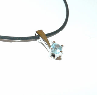 Einzelstück, zarter Anhänger aus 925 Silber mit einem runden facettierten Blautopas sicher eingefaßt in einem 4-Krapper-Chaton, langegezogene Schlaufe dient als Zierelement (Lieferung erfolgt ohne Kette) -	Nur erhältlich bei www.danilogold-shop.de