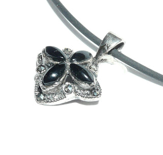Einzelstück, Anhänger "4-strahliger Stern" aus 925 Silber, ausgefaßt mit Markasiten + Onyx-Navettes im Cabochon-Schliff und einer Dreiecksschlaufe (Lieferung erfolgt ohne Kette) -	Nur erhältlich im Onlineshop von Juwelier & Goldschmiede Danilo!
