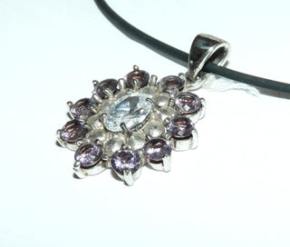 Einzelstück, Anhänger "Sonne" aus 925 Silber mit einem ovalen Zirkonia + 10 runden facettierten Amethysten (Lieferung erfolgt ohne Kette) -	
Nur erhältlich im Onlineshop von Juwelier & Goldschmiede Danilo!
