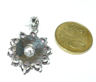 leicht ovales Einzelstück, Anhänger "Sonne" aus 925 Silber mit einem ovalen Zirkonia als Diamant-Replik + 10 runden, funkelnd facettierten Amethysten, in einer Rosette, dazwischen ein Kranz aus gewölbten Kreis-Plättchen -	
Nur erhältlich im Onlineshop von Juwelier & Goldschmiede Danilo!
