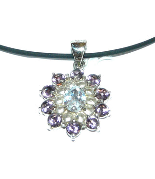 leicht ovales Einzelstück, Anhänger "Sonne" aus 925 Silber mit einem ovalen Zirkonia als Diamant-Replik + 10 runden, funkelnd facettierten Amethysten, in einer Rosette, dazwischen ein Kranz aus gewölbten Kreis-Plättchen -	
Nur erhältlich im Onlineshop von Juwelier & Goldschmiede Danilo!