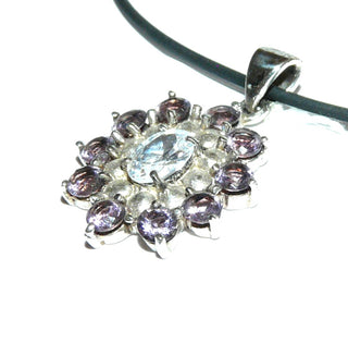 leicht ovales Einzelstück, Anhänger "Sonne" aus 925 Silber mit einem ovalen Zirkonia als Diamant-Replik + 10 runden, funkelnd facettierten Amethysten, in einer Rosette, dazwischen ein Kranz aus gewölbten Kreis-Plättchen -	
Nur erhältlich im Onlineshop von Juwelier & Goldschmiede Danilo!
