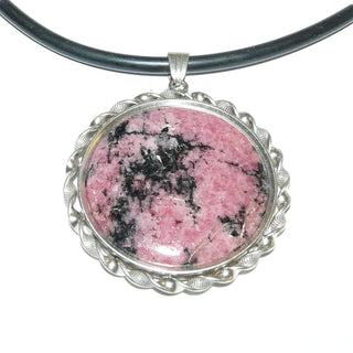Einzelstück, Anhänger aus 925 Silber mit einem großen, runden, flachen Rhodonit-Cabochon, Fassung mit Kordelrand, Dreieckschlaufe (Lieferung erfolgt ohne Kette) -	Unikatschmuck nur erhältlich im Onlineshop von Juwelier & Goldschmiede Danilo! 