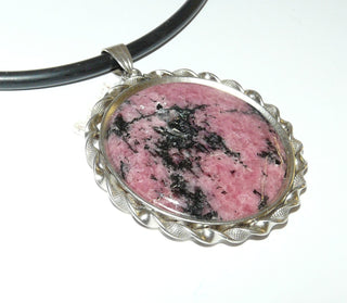 Einzelstück, Anhänger aus 925 Silber mit einem großen, runden, flachen Rhodonit-Cabochon, Fassung mit Kordelrand, Dreieckschlaufe (Lieferung erfolgt ohne Kette) -	Unikatschmuck nur erhältlich im Onlineshop von Juwelier & Goldschmiede Danilo! 
