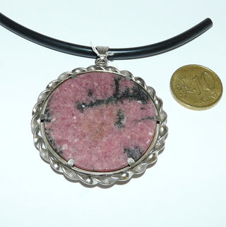 Einzelstück, Anhänger aus 925 Silber mit einem großen, runden, flachen Rhodonit-Cabochon, Fassung mit Kordelrand, Dreieckschlaufe (Lieferung erfolgt ohne Kette) -	Unikatschmuck nur erhältlich im Onlineshop von Juwelier & Goldschmiede Danilo! 
