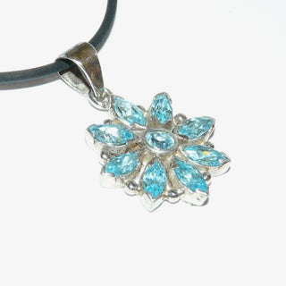 Einzelstück, Anhänger aus 925 Silber mit einem runden + 8 navette-förmigen facettierten meerblauen Zirkonia, mit kleinen Kügelchen zu einer "Blüten-Rosette" angeordnet, ca. 30,5 mm x 19 mm (Lieferung erfolgt ohne Kette)-	Nur erhältlich im Onlineshop von Juwelier & Goldschmiede Danilo!