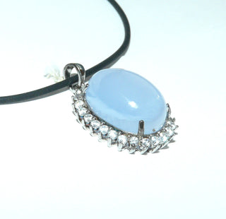 Einzelstück, Anhänger aus 925 Silber mit einem ovalen Chalcedon-Cabochon mit natürlichen Einschlüssen auf seiner Rückseite, sicher eingefaßt in einem 4-Krapper-Chaton, umrundet mit einem Kranz aus funkelnden, farblosen Zirkonia (Lieferung erfolgt ohne Kette) -	
Nur erhältlich bei www.danilogold-shop.de
