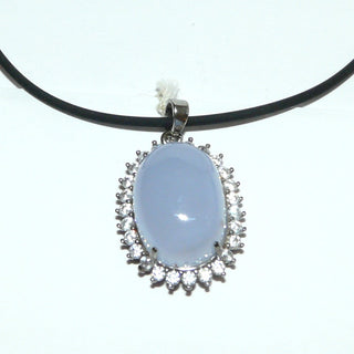 Einzelstück, Anhänger aus 925 Silber mit einem ovalen Chalcedon-Cabochon mit natürlichen Einschlüssen auf seiner Rückseite, sicher eingefaßt in einem 4-Krapper-Chaton, umrundet mit einem Kranz aus funkelnden, farblosen Zirkonia (Lieferung erfolgt ohne Kette) -	
Nur erhältlich bei www.danilogold-shop.de
