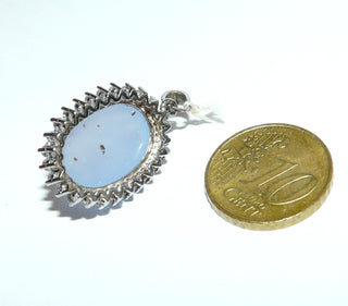 Einzelstück, Anhänger aus 925 Silber mit einem ovalen Chalcedon-Cabochon mit natürlichen Einschlüssen auf seiner Rückseite, sicher eingefaßt in einem 4-Krapper-Chaton, umrundet mit einem Kranz aus funkelnden, farblosen Zirkonia (Lieferung erfolgt ohne Kette) -	
Nur erhältlich bei www.danilogold-shop.de
