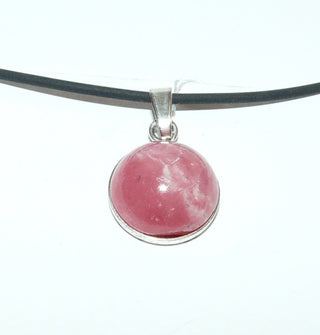 Einzelstück, Anhänger aus 925 Silber mit einem runden, rosafarbenen Rhodochrosit-Cabochon, poliert, Durchmesser 15 mm, Dreieckschlaufe (Lieferung erfolgt ohne Kette) -	Nur erhältlich im Onlineshop von Juwelier & Goldschmiede Danilo!