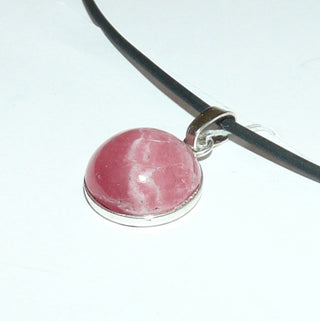 Einzelstück, Anhänger aus 925 Silber mit einem runden, rosafarbenen Rhodochrosit-Cabochon, poliert, Durchmesser 15 mm, Dreieckschlaufe (Lieferung erfolgt ohne Kette) -	Nur erhältlich im Onlineshop von Juwelier & Goldschmiede Danilo!