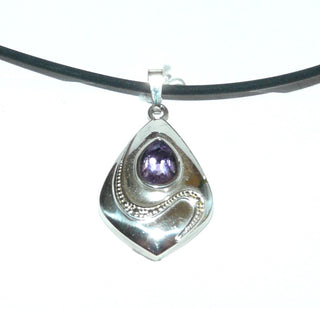 Einzelstück, Anhänger aus 925 Silber in Tropfenform, mit einem ebenfalls tropfenförmigen, facettierten Amethyst und Dreieckschlaufe. -	Einzelstücke nur erhältlich bei www.danilogold-shop.de