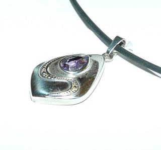 Einzelstück, Anhänger aus 925 Silber in Tropfenform, mit einem ebenfalls tropfenförmigen, facettierten Amethyst und Dreieckschlaufe. -	Einzelstücke nur erhältlich bei www.danilogold-shop