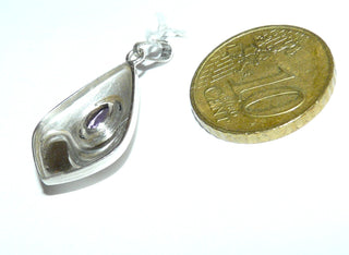 Einzelstück, Anhänger aus 925 Silber in Tropfenform, mit einem ebenfalls tropfenförmigen, facettierten Amethyst und Dreieckschlaufe. -	Einzelstücke nur erhältlich bei www.danilogold-shop