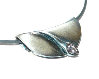 Einzelstück, Anhänger aus 925 Silber mit einem tropfenförmigen facettierten Amethyst, matt + in den Tiefen geschwärzt, zum verdeckten Durchfädeln der Kette (Lieferung erfolgt ohne Kette) -	Nur erhältlich im Onlineshop von Juwelier & Goldschmiede Danilo!