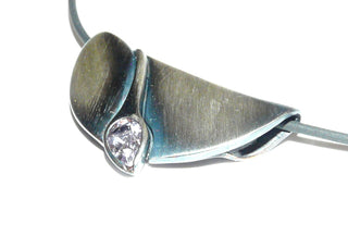 Einzelstück, Anhänger aus 925 Silber mit einem tropfenförmigen facettierten Amethyst, matt + in den Tiefen geschwärzt, zum verdeckten Durchfädeln der Kette (Lieferung erfolgt ohne Kette) -	Nur erhältlich im Onlineshop von Juwelier & Goldschmiede Danilo!