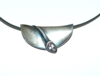 Einzelstück, Anhänger aus 925 Silber mit einem tropfenförmigen facettierten Amethyst, matt + in den Tiefen geschwärzt, zum verdeckten Durchfädeln der Kette (Lieferung erfolgt ohne Kette) -	Nur erhältlich im Onlineshop von Juwelier & Goldschmiede Danilo!