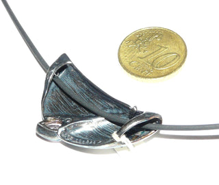 Einzelstück, Anhänger aus 925 Silber mit einem tropfenförmigen facettierten Amethyst, matt + in den Tiefen geschwärzt, zum verdeckten Durchfädeln der Kette (Lieferung erfolgt ohne Kette) -	Nur erhältlich im Onlineshop von Juwelier & Goldschmiede Danilo!