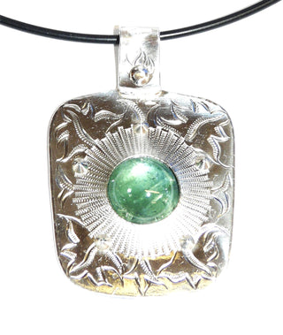 Handarbeit Vintage Unikat-Anhänger mit rundem waldgrünen Turmalin-Cabochon / Verdelith mit feinen typischen Einschlüssen, 835 Silber-Platte mit abgerundeten Ecken + gravierten Flammen-Ornamenten, ca. 54,8 mm x 35,5 mm, ca. 1950-1960-er Jahre - Vintage-Schmuck nur im Onlineshop von danilogold! 