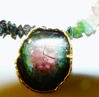 Wassermelonen-Turmalin Scheibe gefaßt in 585 Gold, "angeschmorte Fassung", ca. 24 mm x 21 mm, mit verdeckter Clipöse, dadurch auch in Perlen- und Edelsteinketten einzuhängen. - -Unikatschmuck nur erhältlich im Onlineshop von Juwelier & Goldschmiede Danilo aus der schönen Rattenfängerstadt Hameln!"