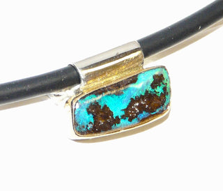 Handarbeit Unikat-Anhänger mit australischem Boulder-Opal, leuchtend türkisgrün in Matrix / Muttergestein, quer mit Scharnierrohr zum Durchfädeln (ohne Kette), 925 Silber + 750 Gelbgold-Fassung, ca. 16 mm breit  - Handgefertigtes Unikat! Nur im Danilo Gold Online Shop aus Hameln!