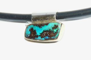 Handarbeit Unikat-Anhänger mit australischem Boulder-Opal, leuchtend türkisgrün in Matrix / Muttergestein, quer mit Scharnierrohr zum Durchfädeln (ohne Kette), 925 Silber + 750 Gelbgold-Fassung, ca. 16 mm breit  - Handgefertigtes Unikat! Nur im Danilo Gold Online Shop aus Hameln!