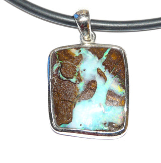 Handarbeit Unikat-Anhänger mit australischem Boulder-Opal mit Muttergestein, schillernd in grün-türkis mit Muttergestein, asymmetrisches breites Rechteck, 925 Silber poliert, ca. 36mm x 22,5mm mit Schlaufe - handgefertigte Einzelstücke finden Sie nur bei der Goldschmiede Danilo!