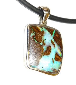 Handarbeit Unikat-Anhänger mit australischem Boulder-Opal mit Muttergestein, schillernd in grün-türkis mit Muttergestein, asymmetrisches breites Rechteck, 925 Silber poliert, ca. 36mm x 22,5mm mit Schlaufe - handgefertigte Einzelstücke finden Sie nur bei der Goldschmiede Danilo!
